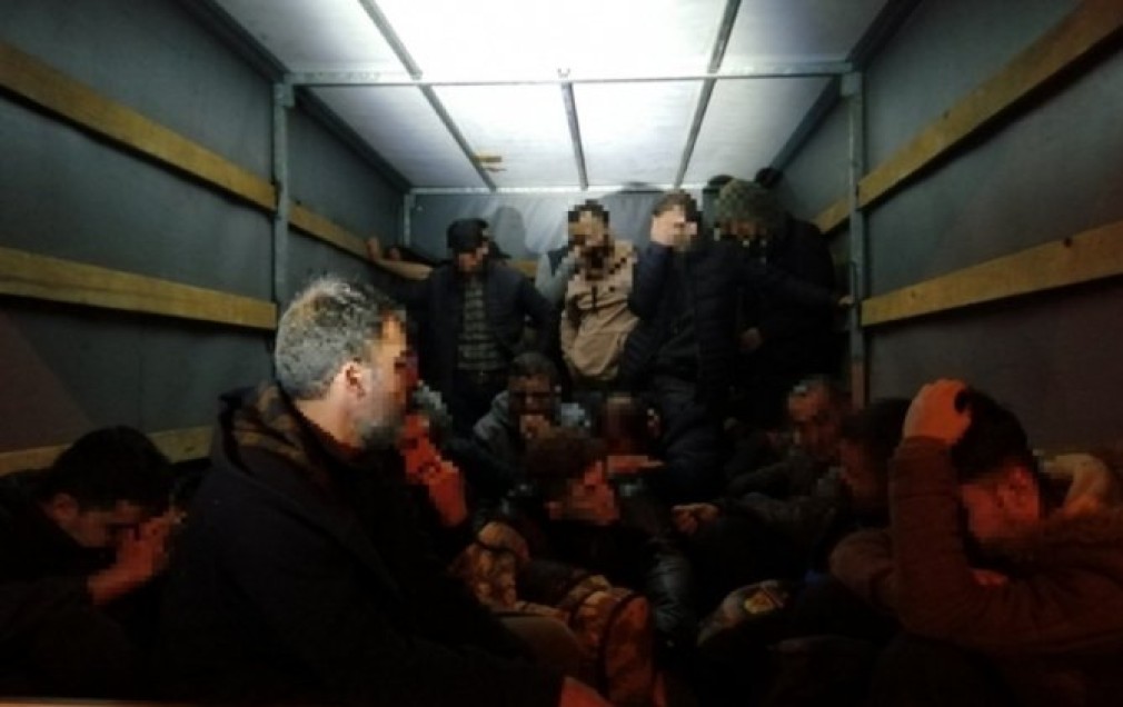 O șoferiță româncă de camion riscă 15 ani de închisoare. Transporta migranți ilegal