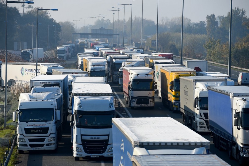 Un şofer român profesionist de camion, arestat în Franţa după ce a trecut prin barierele de taxare fără să plătească
