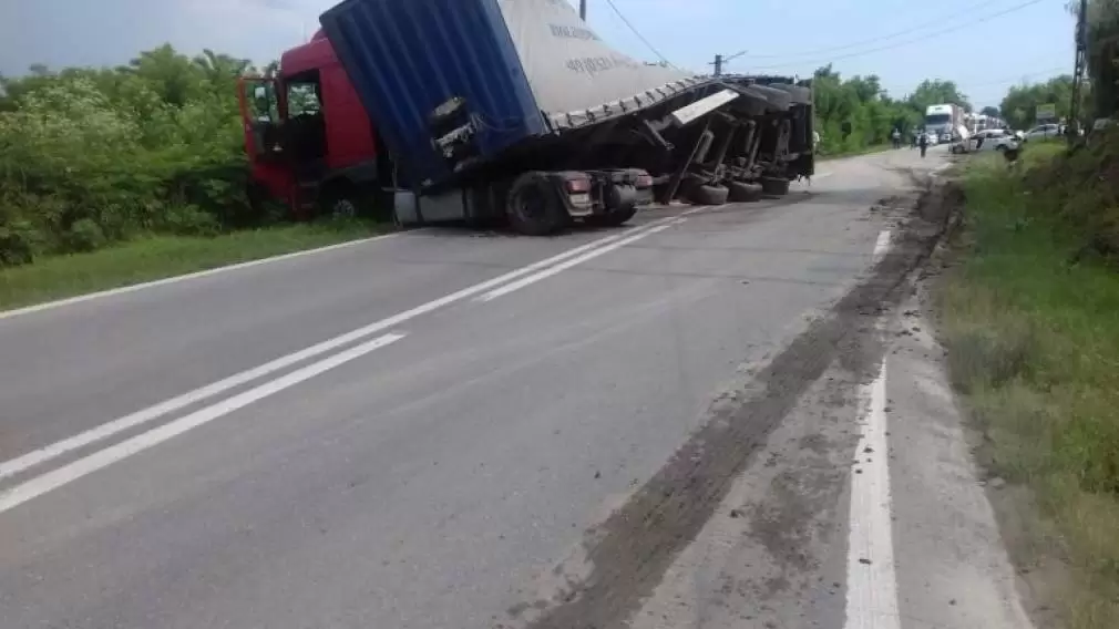 Camion contorsionat și în afara carosabilului