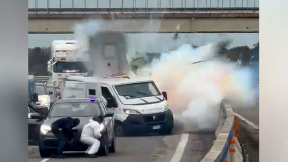 Doi arestați în Italia după un jaf armat pe autostradă asupra unui camion de securitate