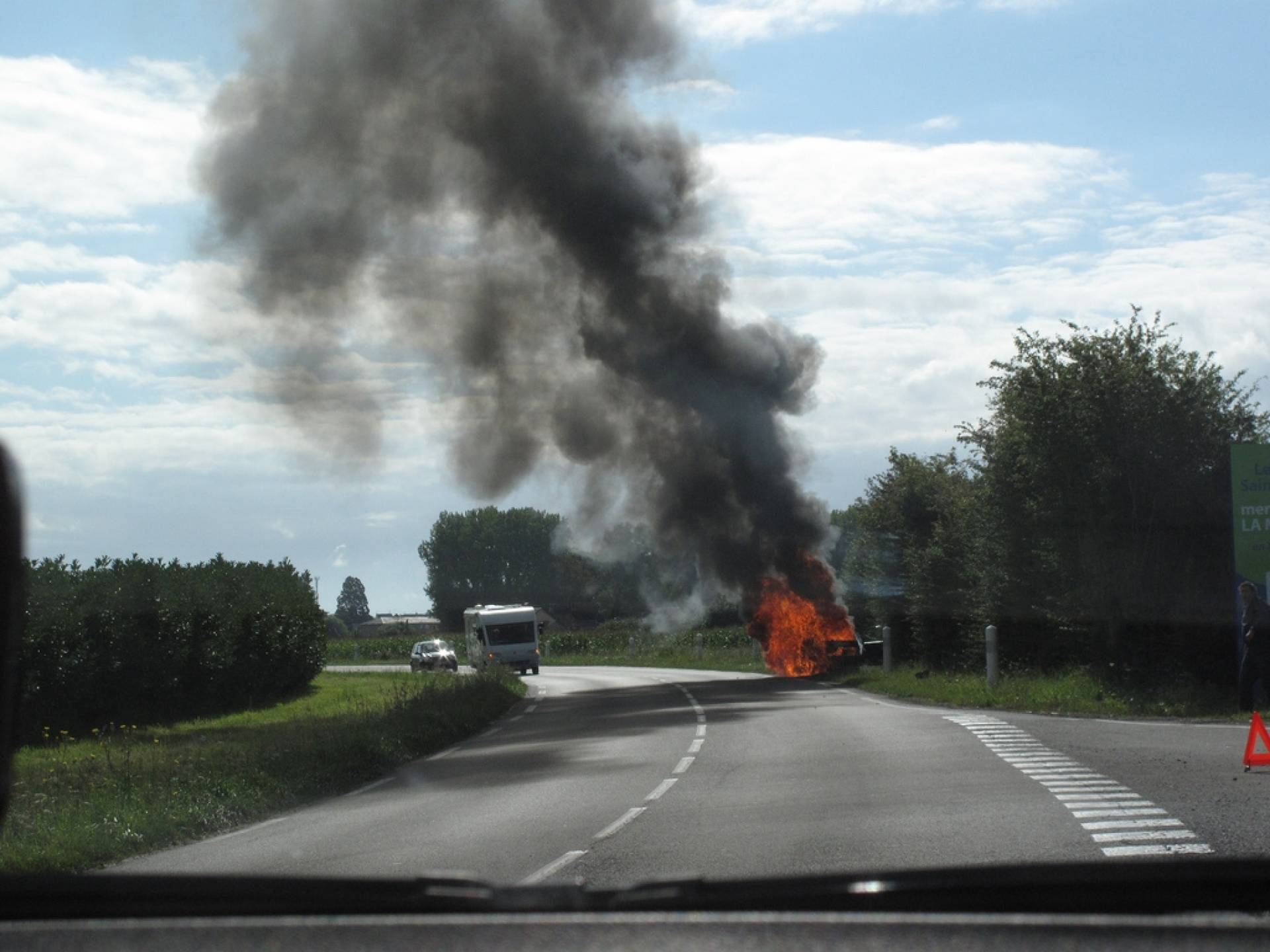 ULUITOR. Copil de 4 ani a urcat la volan, a accidentat un om și a dărâmat o casă