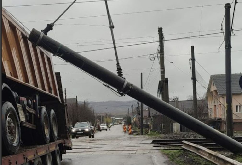 Un camion a dărâmat un stâlp. Sunt coloane de mașini
