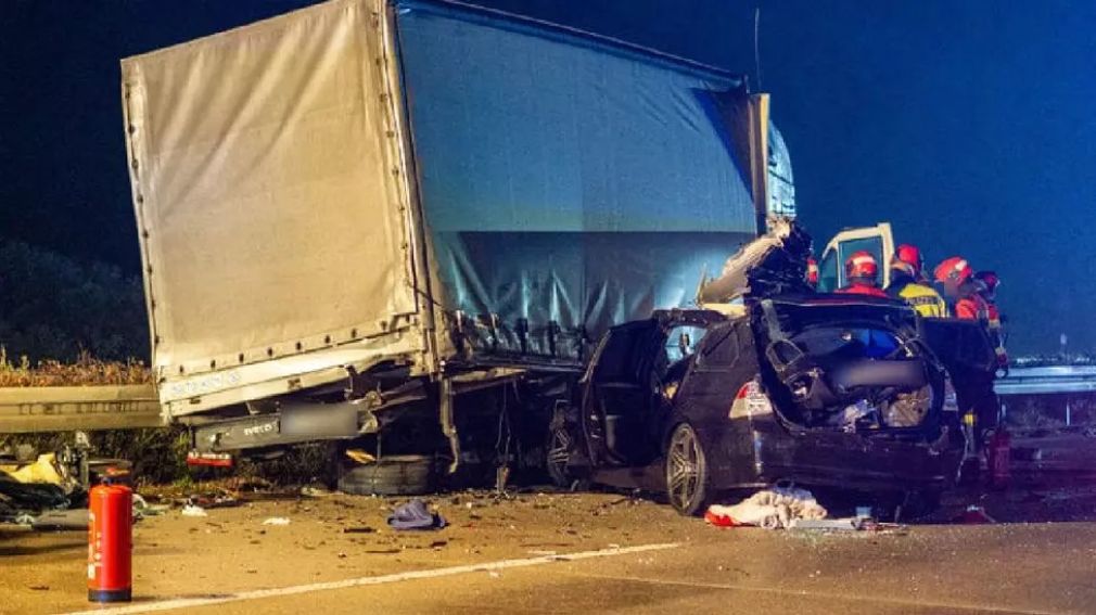 Un șofer român de camion s-a trezit cu un BMW sub vehicul