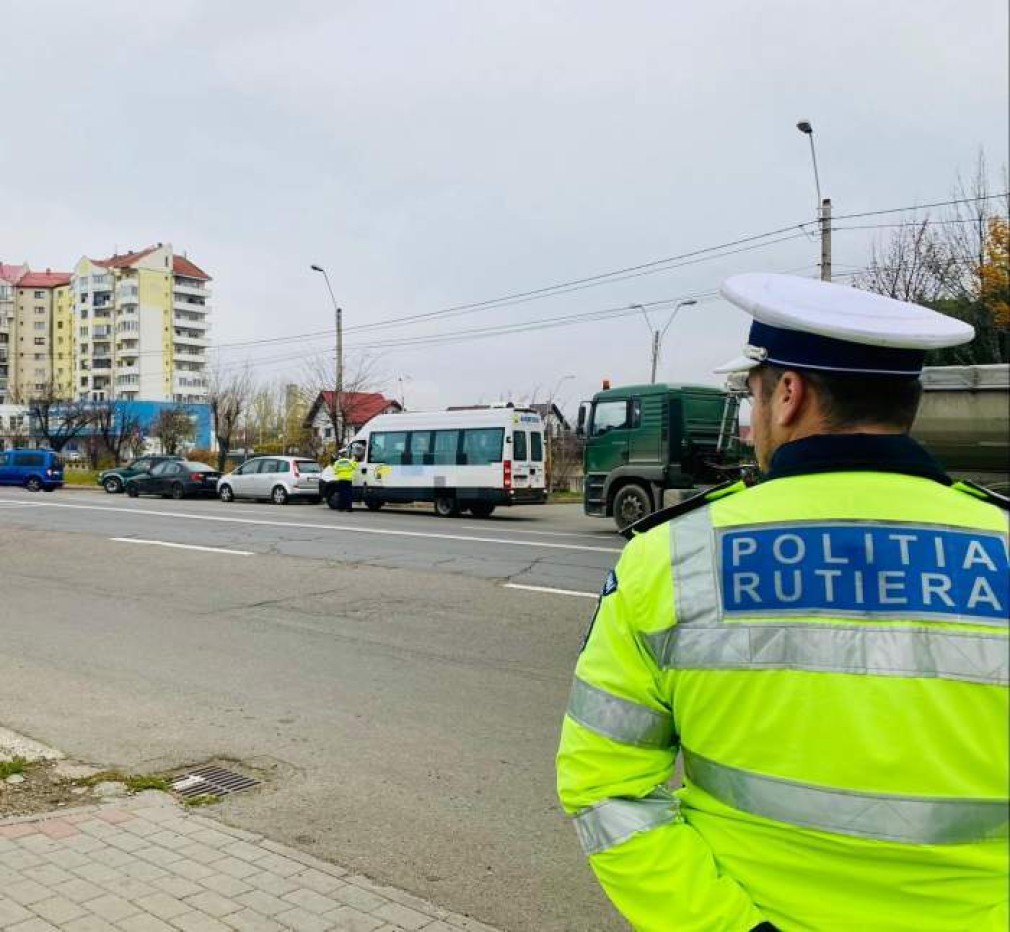 Un camion a lovit două autoturisme și a blocat traficul la Iași