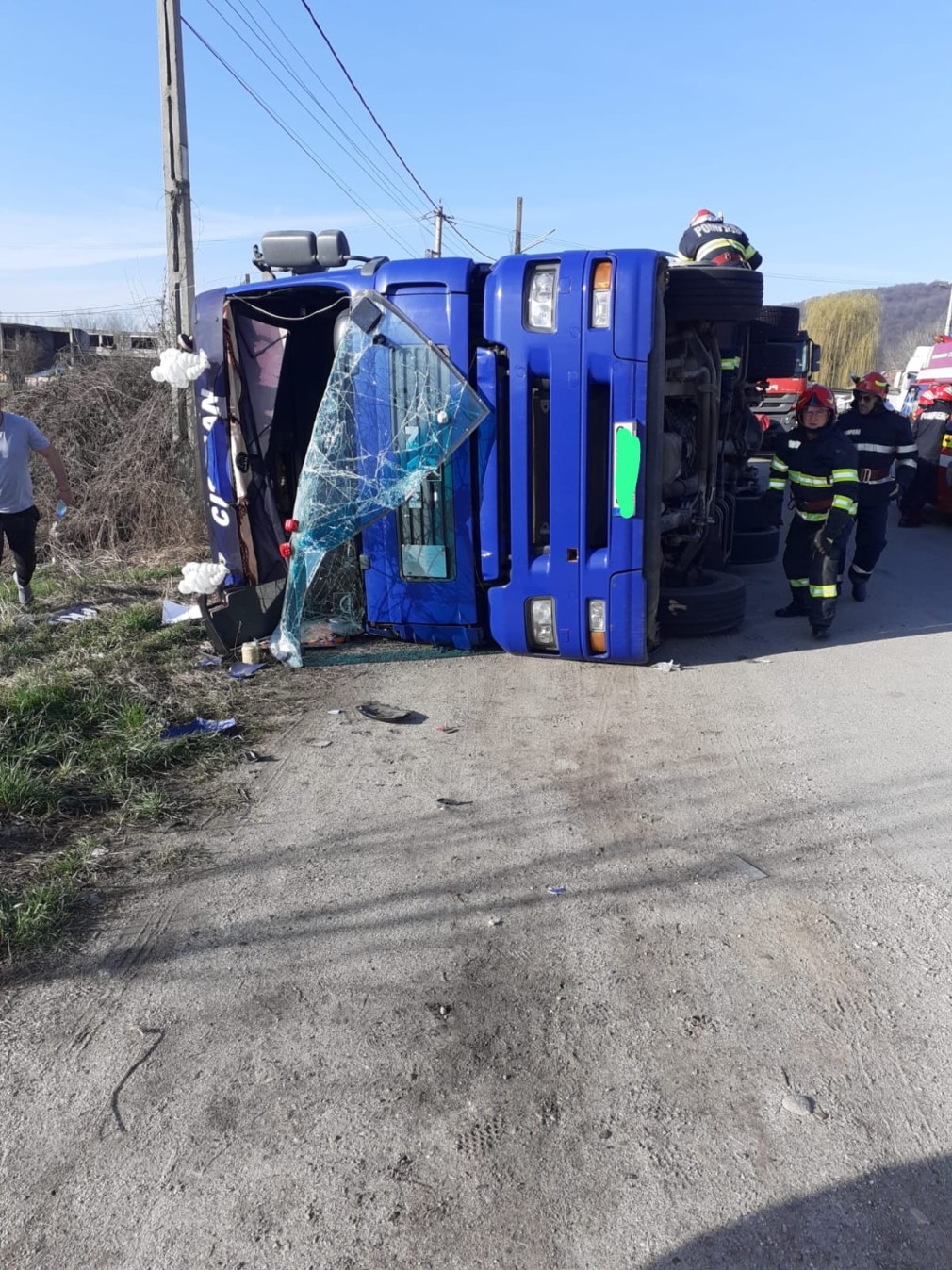 Camion plin cu deșeuri, răsturnat în județul Olt