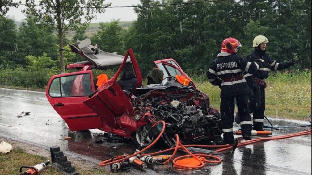 Accident infiorător: un autoturism a fost spulberat de un TIR