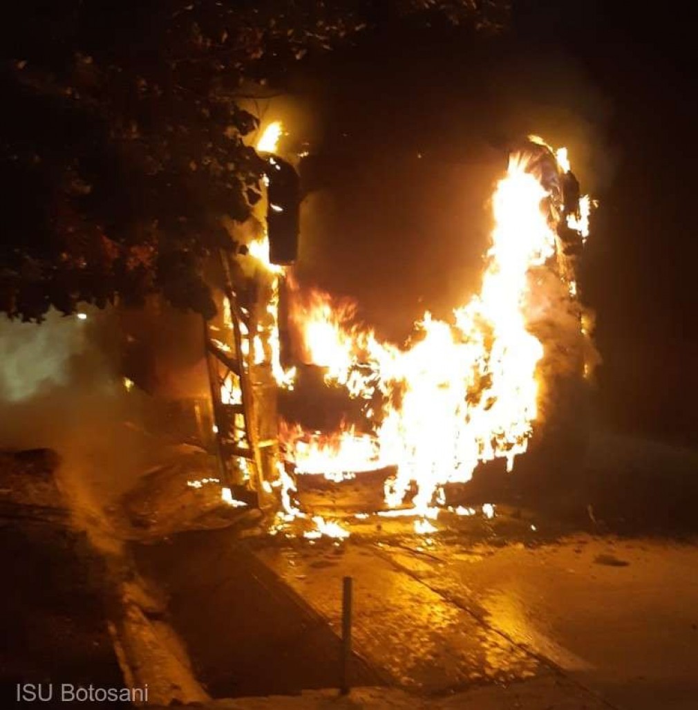 Un autobuz, staționat în fața unei vopsitorii, a ars complet
