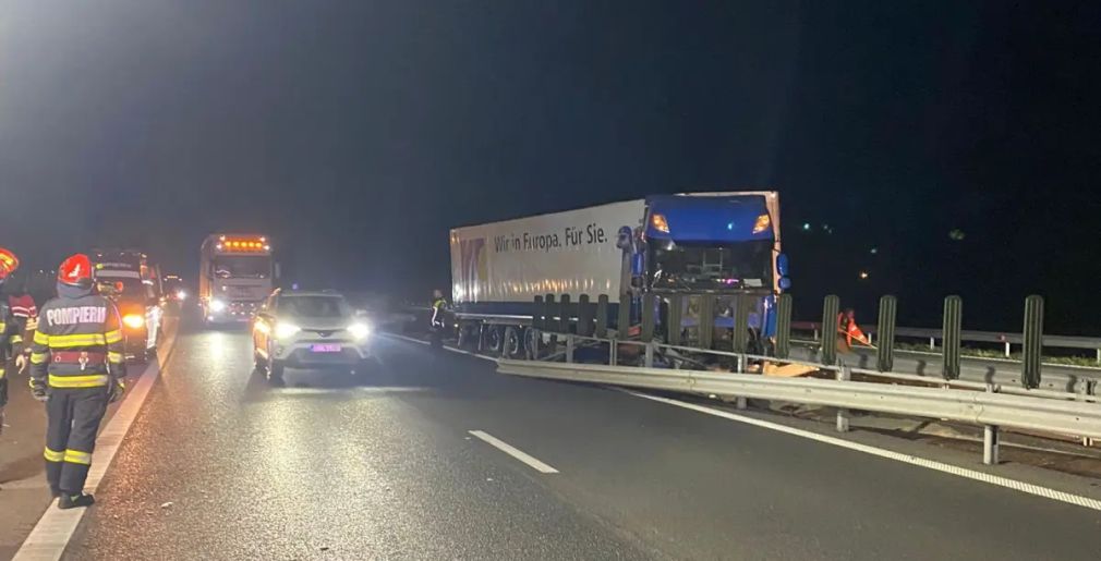 Grav accident pe autostradă. Un camion a lovit puternic un autoturism