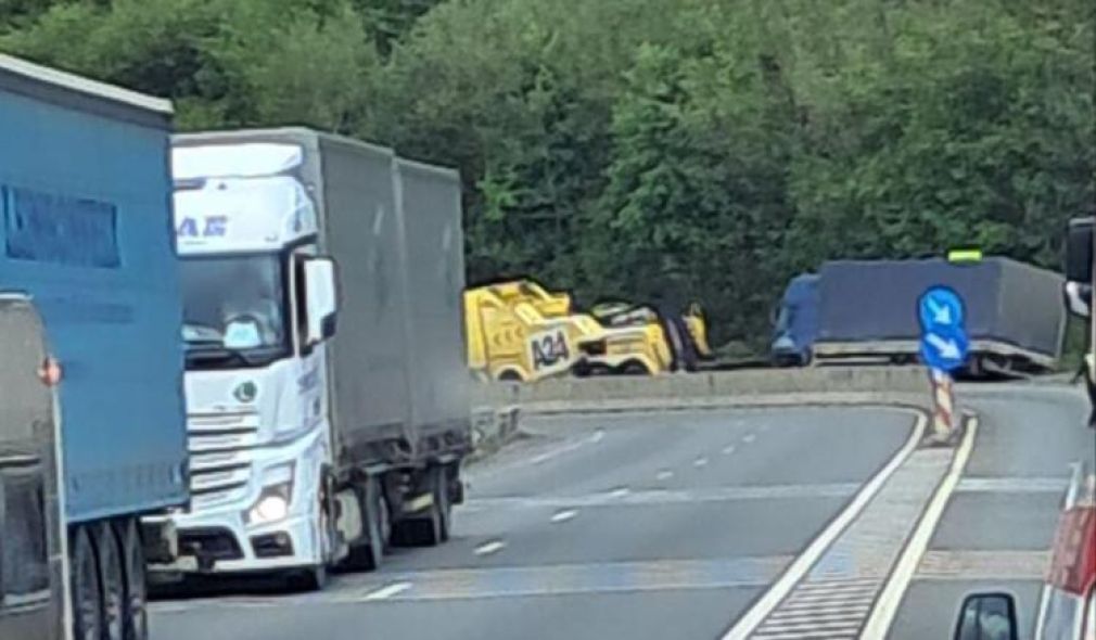 Un camion a căzut în afara carosabilului. O mașină încearcă să îl tracteze