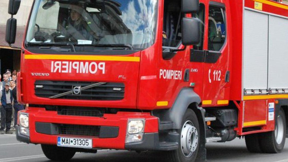 Un camion încărcat cu cereale și o camionetă au luat foc