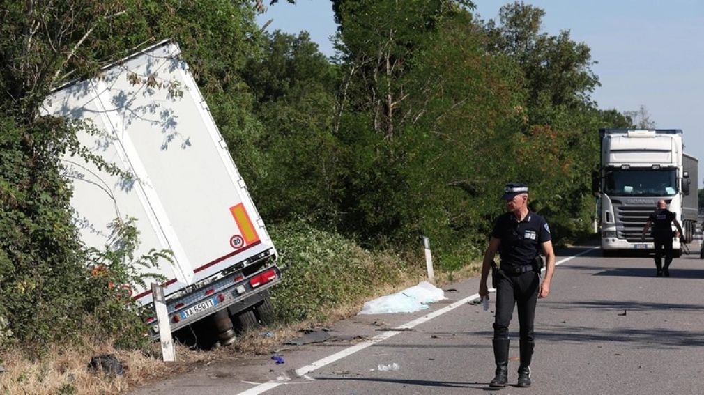 Un camion condus de un român a lovit 5 mașini după ce a schimbat banda. Soț și soție au murit