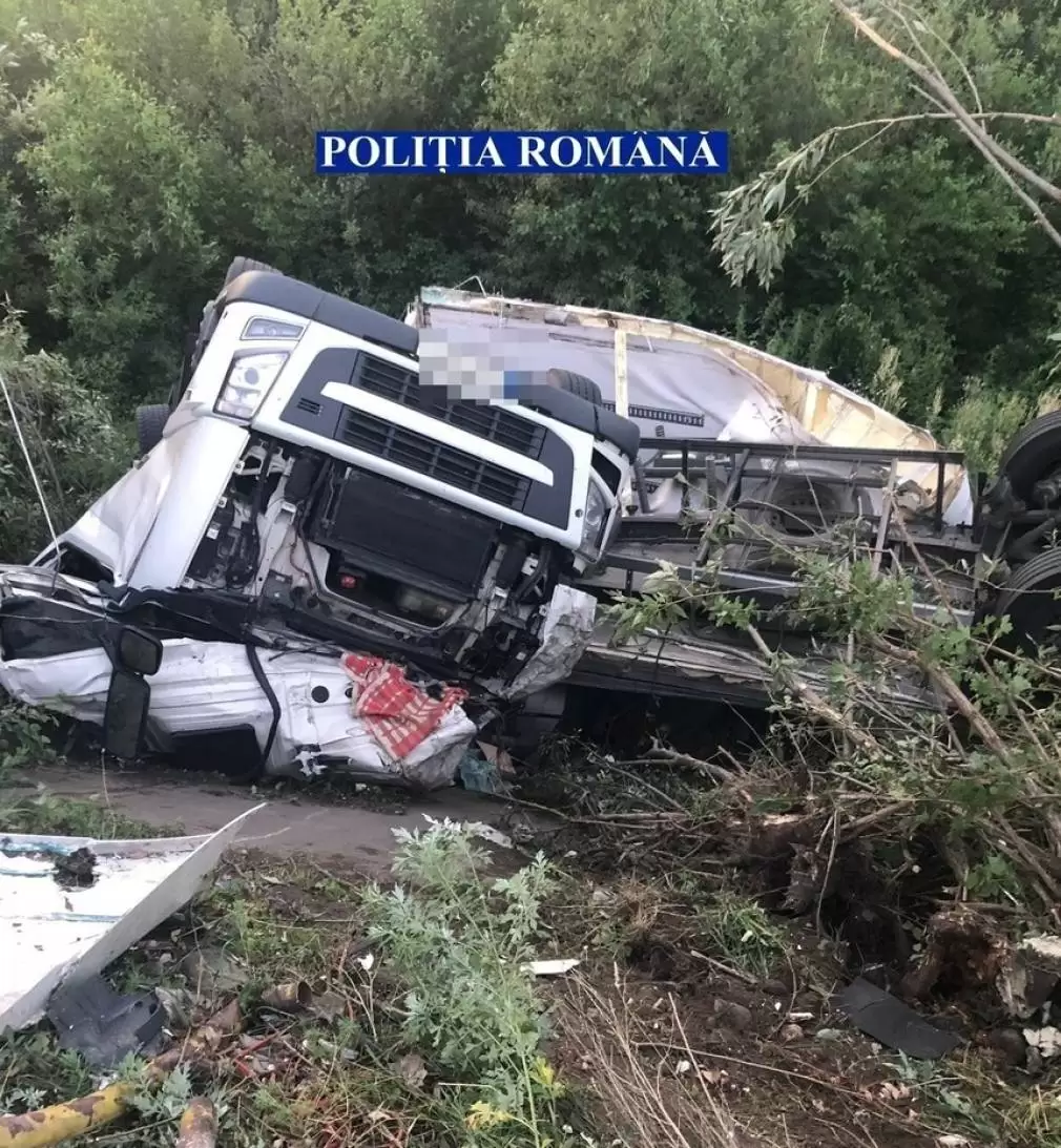 Un TIR plin cu 20 de tone de ciocolată a căzut în râul Olt