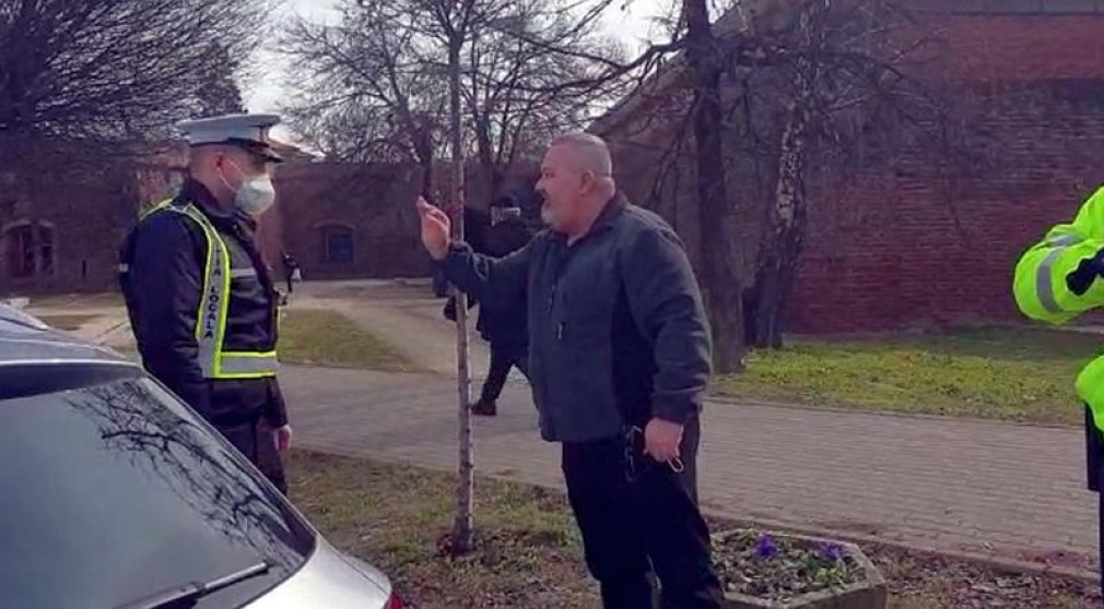 VIDEO Un bărbat a lovit un polițist local care voia să amendeze un șofer de camion