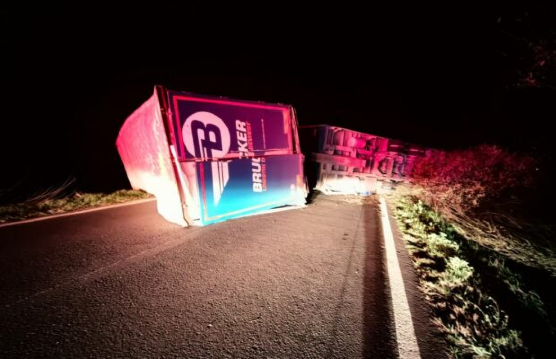 Un camion răsturnat de vânt în Timiș a blocat un drum spre Serbia