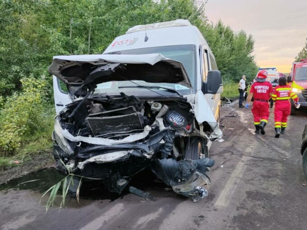 VIDEO. Accident între un microbuz și un autoturism, în Prahova: un mort și 16 răniți