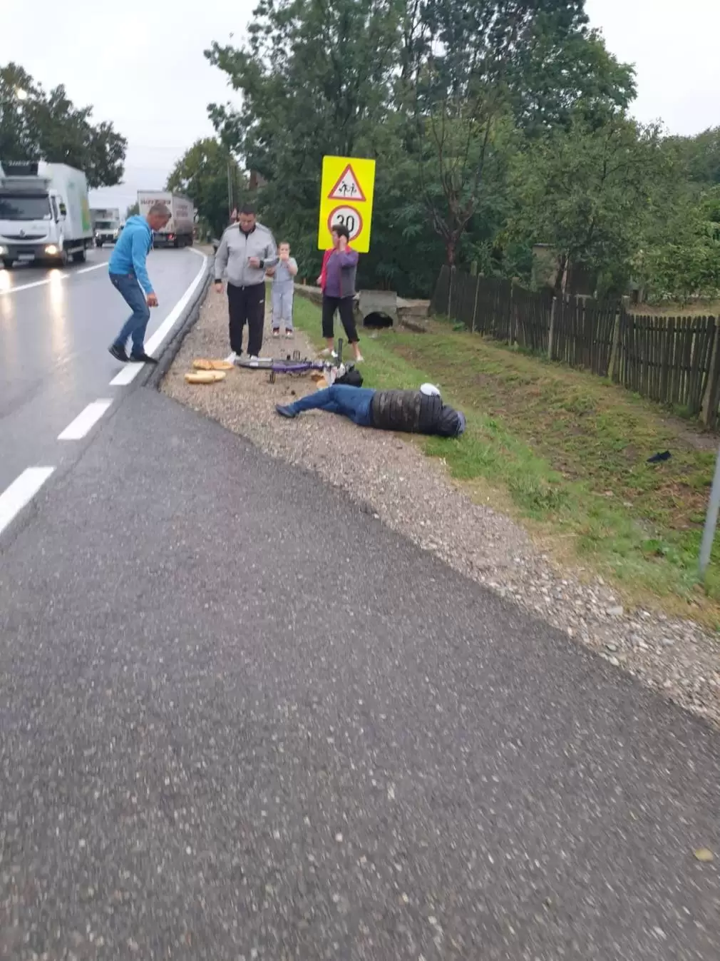 Biciclist, acroșat de camion. Poliția investighează