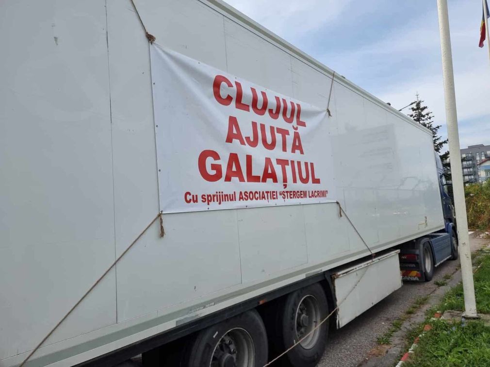 Un camion pentru donații așteaptă să fie încărcat la Cluj