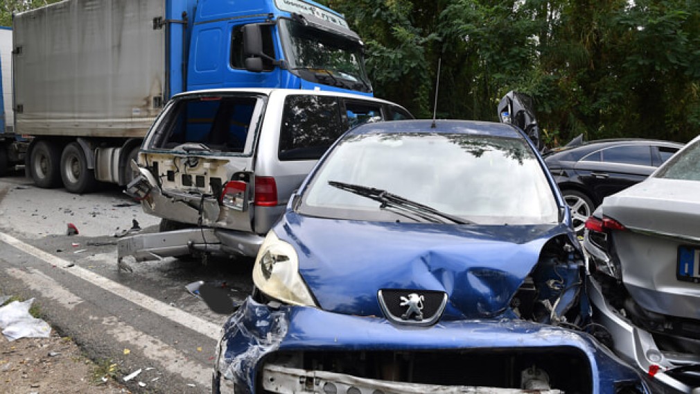 VIDEO Șofer român de camion a făcut prăpăd pe o stradă din Italia. 6 mașini, spulberate