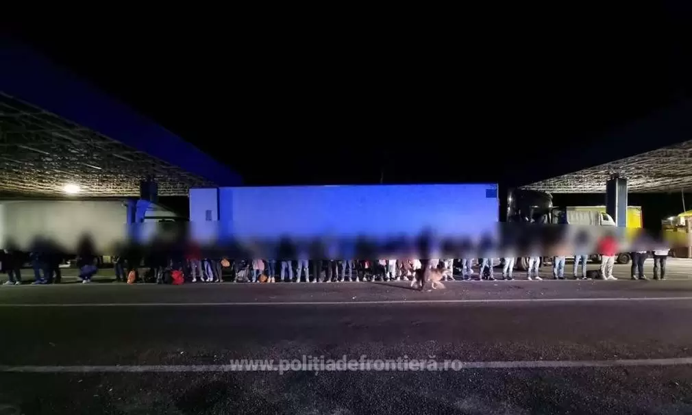 72 de cetăţeni străini, depistați la Vama Nădlac, ascunşi în camioane