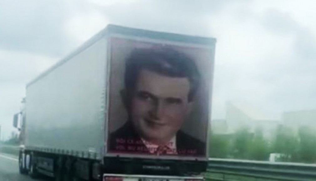 VIDEO. Omagiu adus lui Nicolae Ceaușescu pe un camion înmatriculat în Suceava