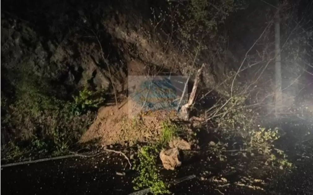 Traficul rutier blocat complet la Călimănești în urma căderilor de pietre