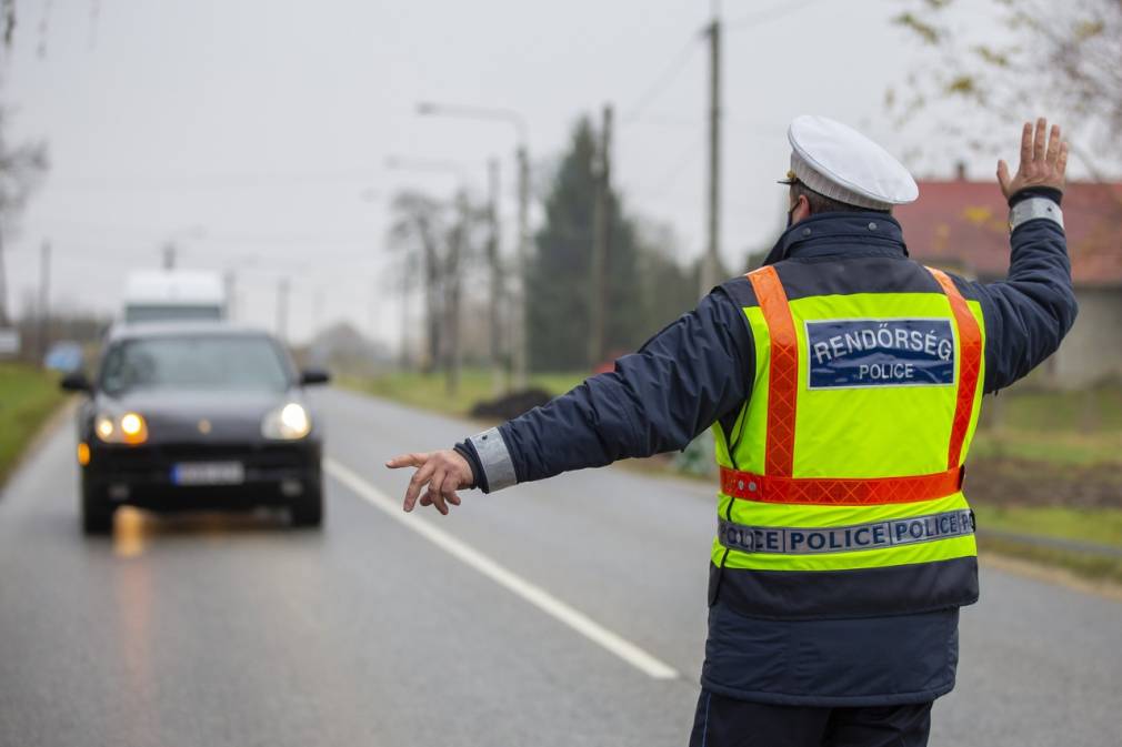 Cinci români, suspectaţi că au furat 121 de televizoare dintr-un camion