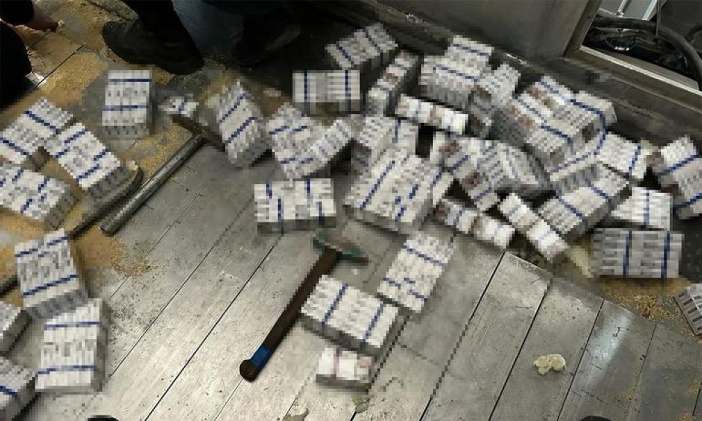 Țigări ascunse în podeaua unui camion cu furaje de soia vrac