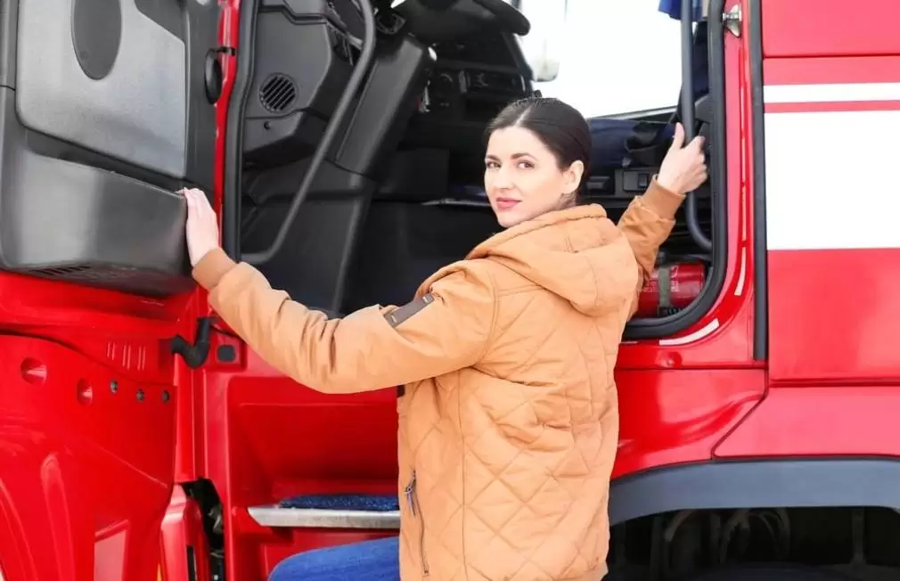 Sute de locuri de muncă pentru șoferii profesioniști de camion în țară și Germania