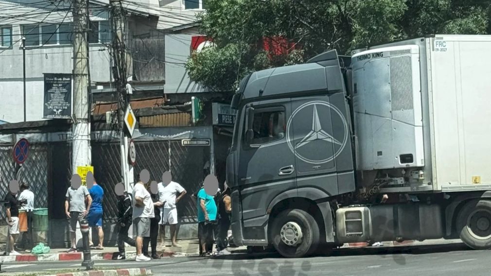 Accident cu un camion și un motociclist. Străzile sunt blocate