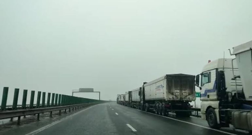 VIDEO Coadă de camioane întinsă pe kilometri așteptând să intre în Portul Agigea