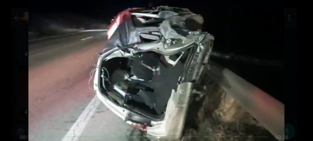 VIDEO Un șofer, rănit grav după coliziunea cu un camion