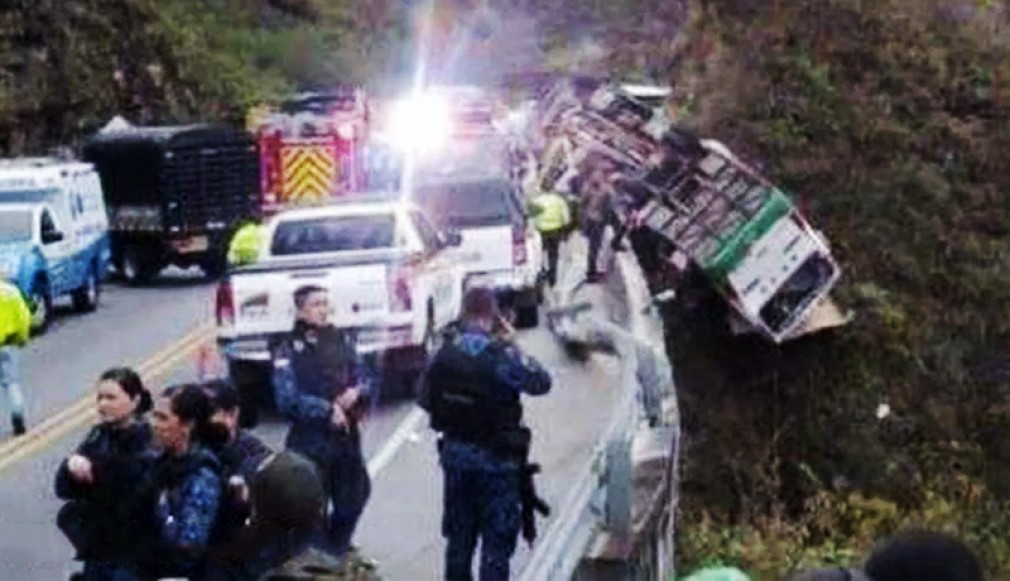 VIDEO. Un autocar s-a răsturnat într-o prăpastie: 20 de morţi şi 15 răniţi grav