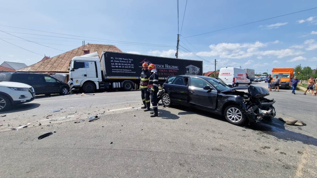 VIDEO. Şofer de camion nu a frânat şi a produs un carambol