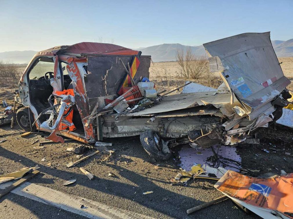 Camionul care a lovit o mașină de la „Drumuri” circula pe banda de urgență