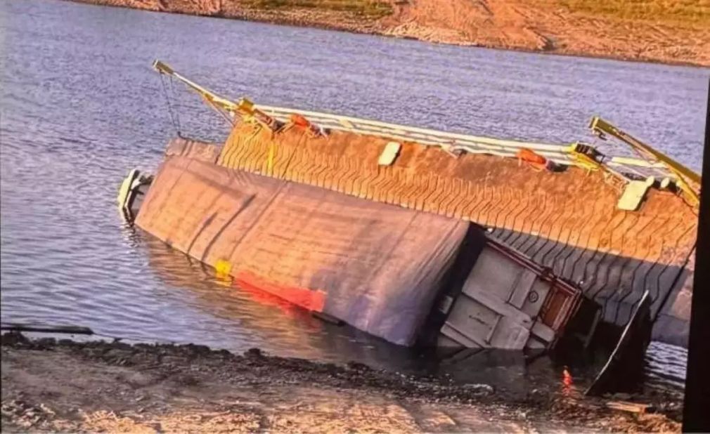 Un BAC s-a scufundat imediat ce un camion a urcat pe el