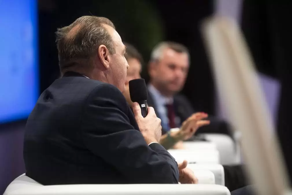 Ministrul Transporturilor, acuzat că „deturnează” o autostradă ca să treacă prin fața casei lui