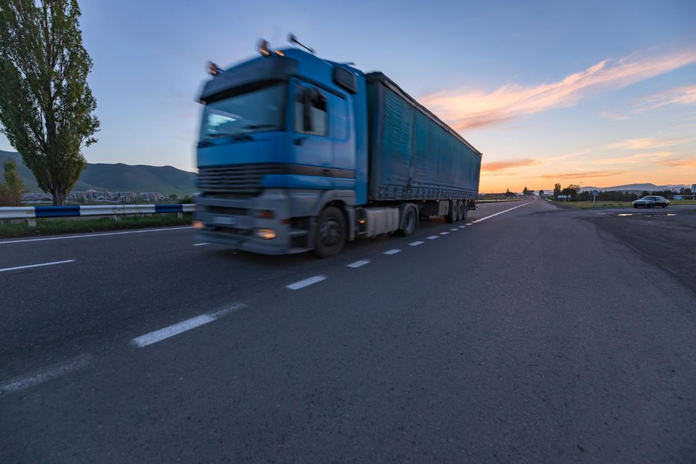 VIDEO Un camion a spulberat o mașină oprită pe banda de urgență pe autostradă