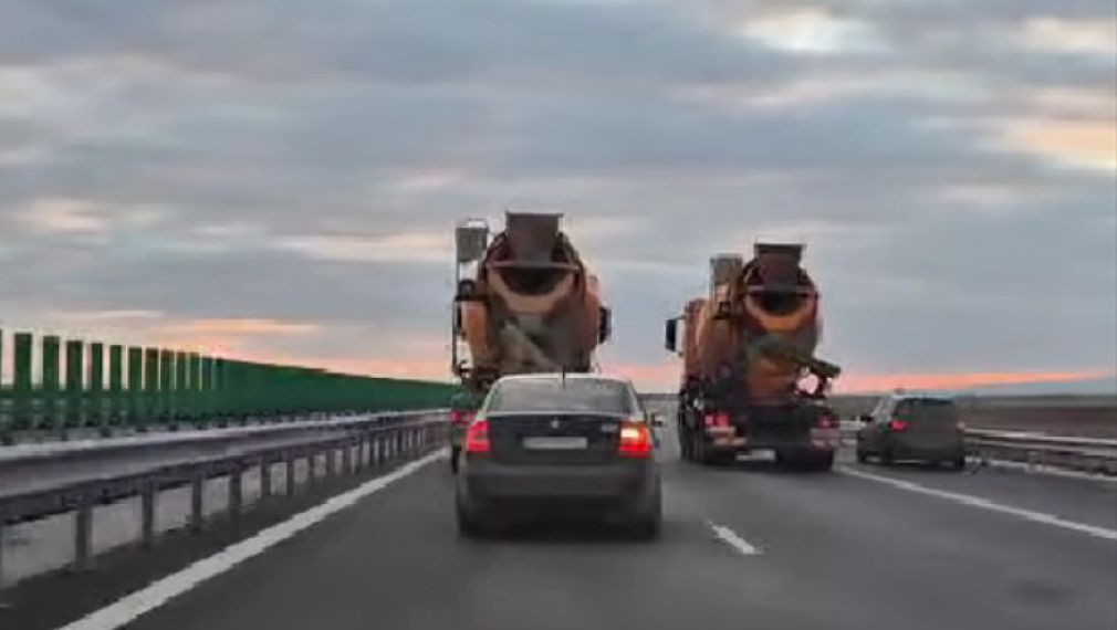 VIDEO 2 betoniere au circulat în paralel și au blocat o autostradă