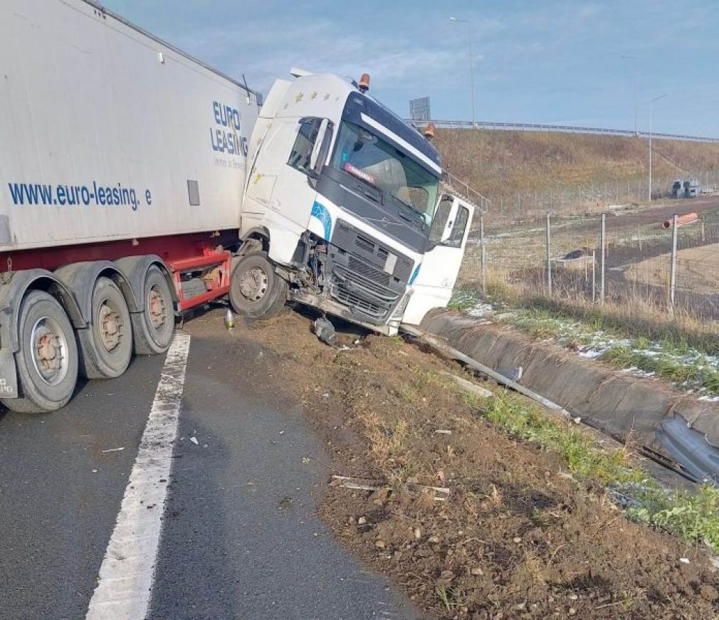 Un șofer profesionist a intrat cu camionul în parapet, pe autostrada A1