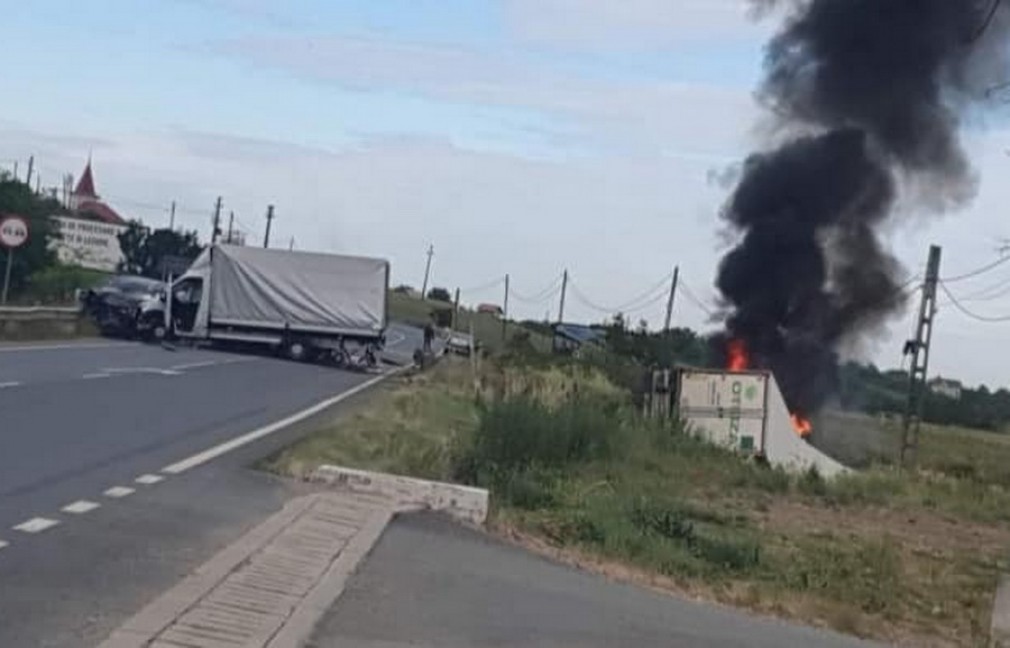 VIDEO Un camion s-a răsturnat și a luat foc după ce s-a izbit de o autoutilitară