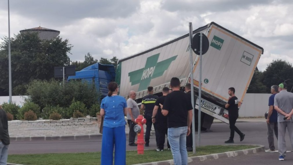Un camion a rămas suspendat peste sensul giratoriu