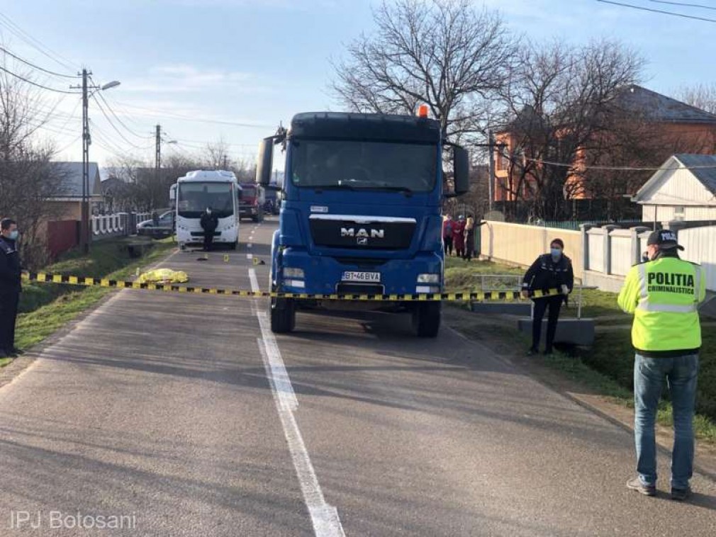 Femeie accidentată mortal de un camion care depășea un autobuz