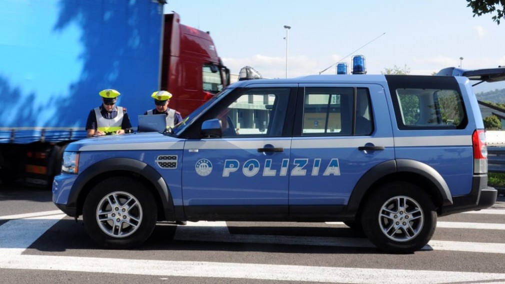 Italia. Şofer profesionist român, prins cu şapte migranţi în stare critică
