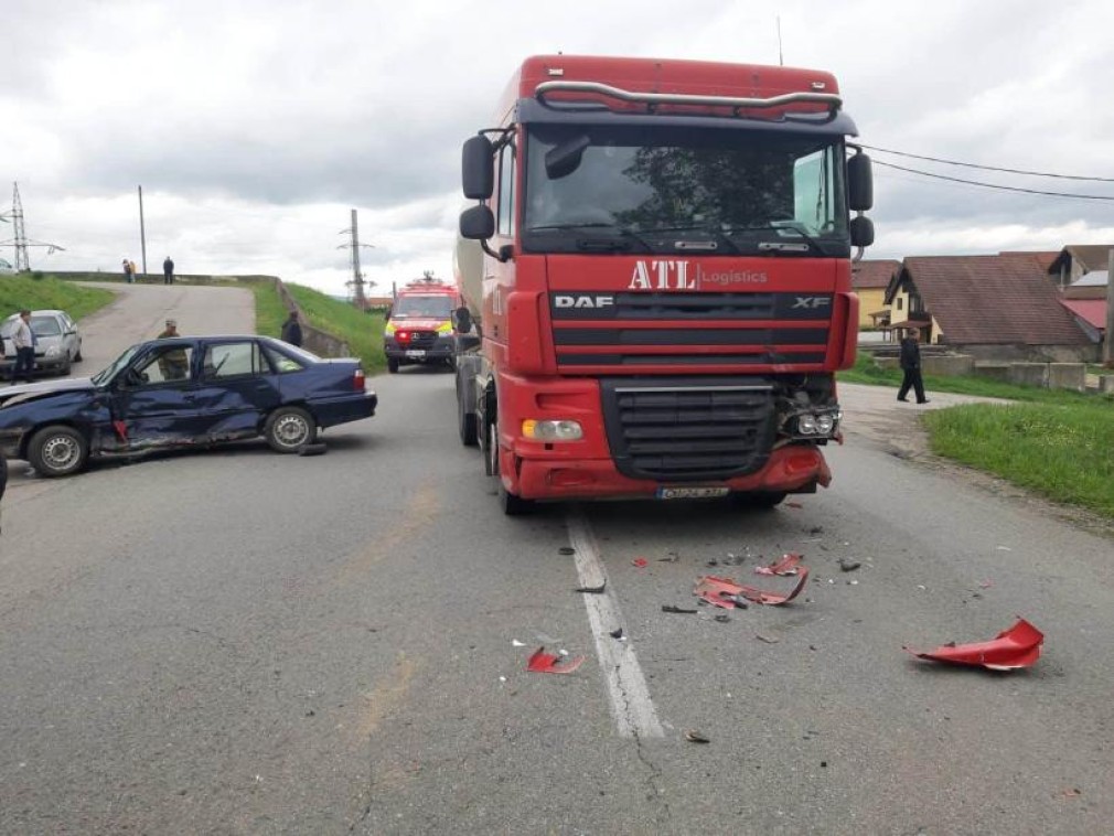 Un camion s-a ciocnit de un autoturism. Două persoane au fost rănite