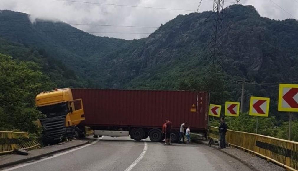 Un camion a derapat, a lovit un cap de pod și a blocat Valea Oltului