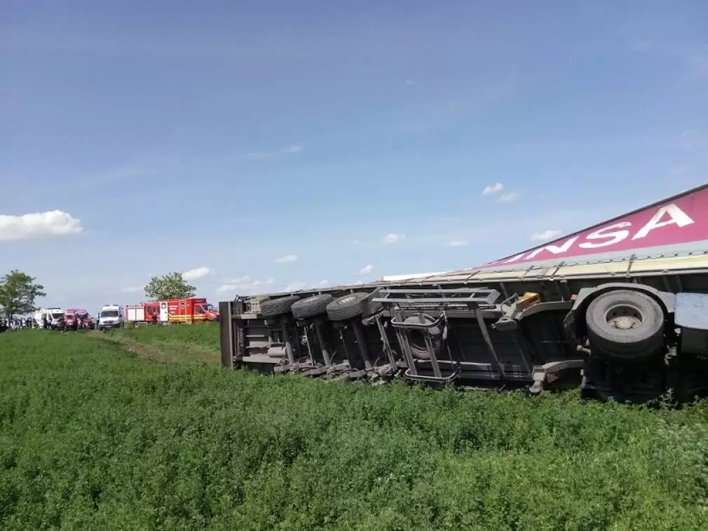 CAMION implicat într-un accident cu șapte răniți