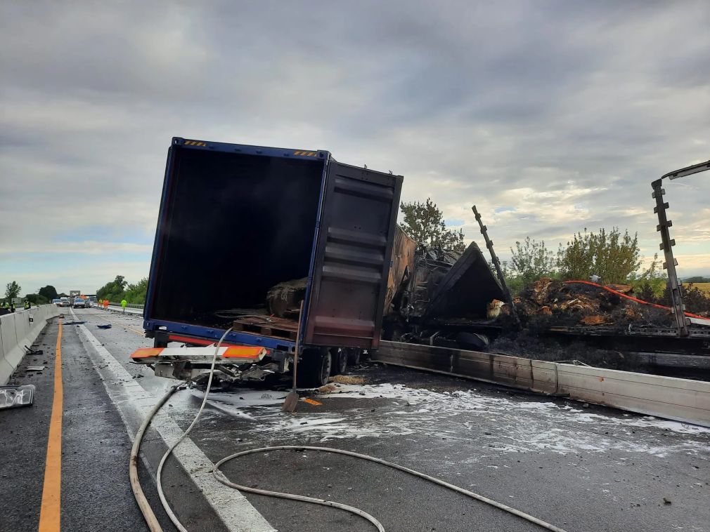 FOTO Șofer român mort într-un accident cu două camioane care au luat foc