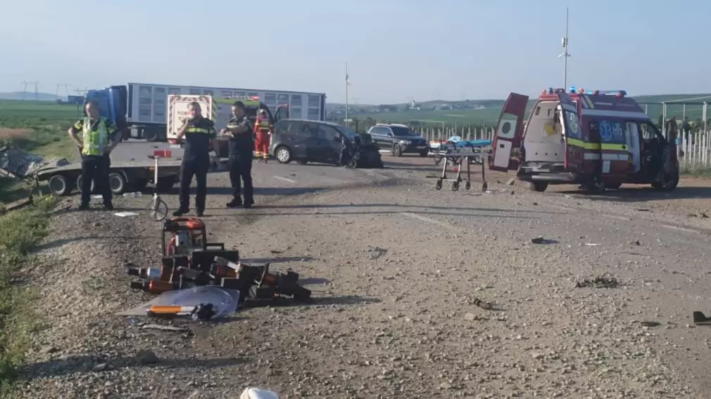 5 morți după ce o cisternă s-a lovit de o platformă care tracta mașini
