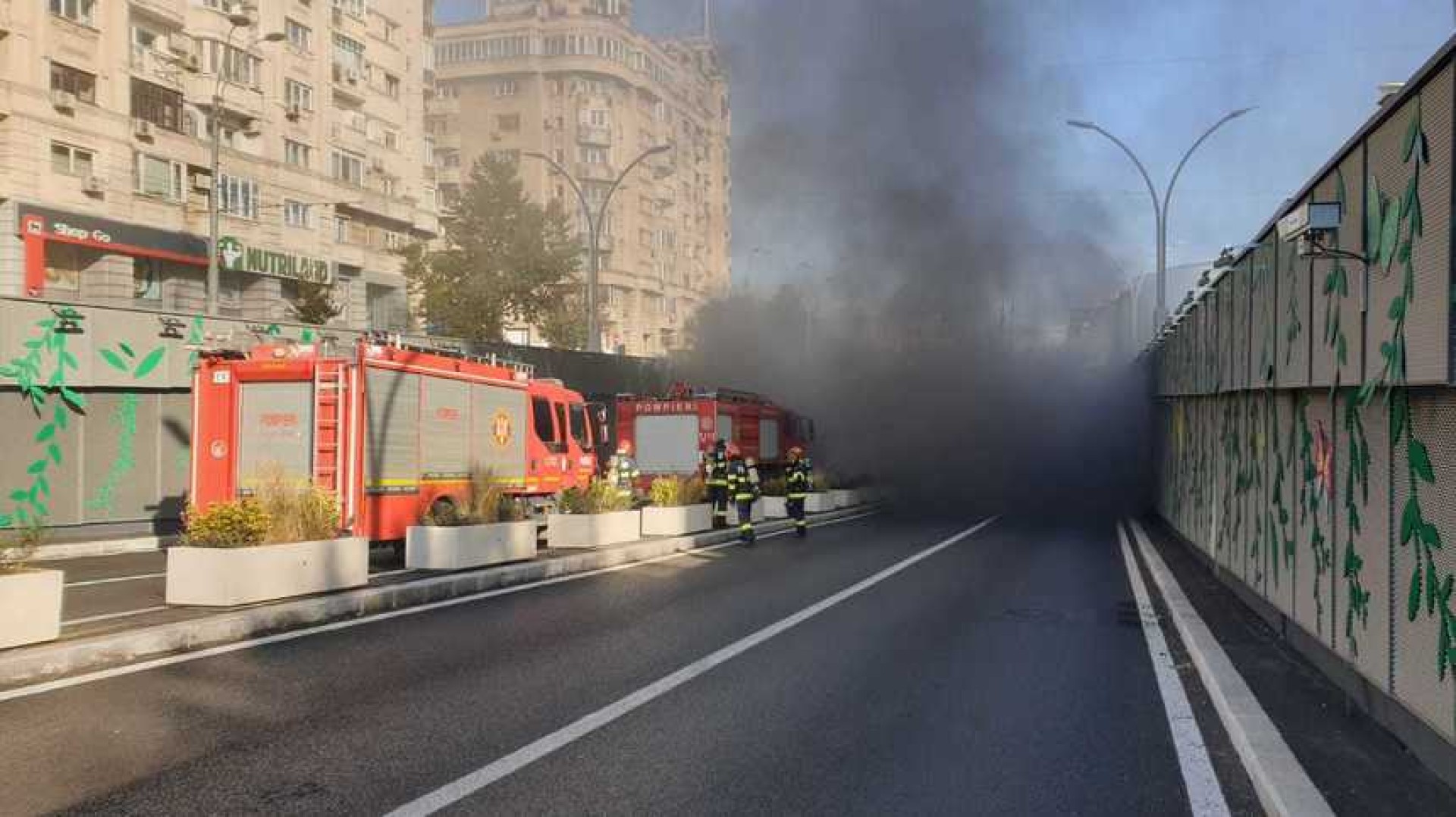 Se închide Pasajul Unirea pentru expertizare după ce o mașină a luat foc