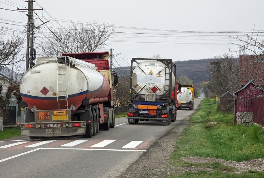Camioane deviate, zeci de km, prin sate la granița cu Ucraina. Oamenii se revoltă